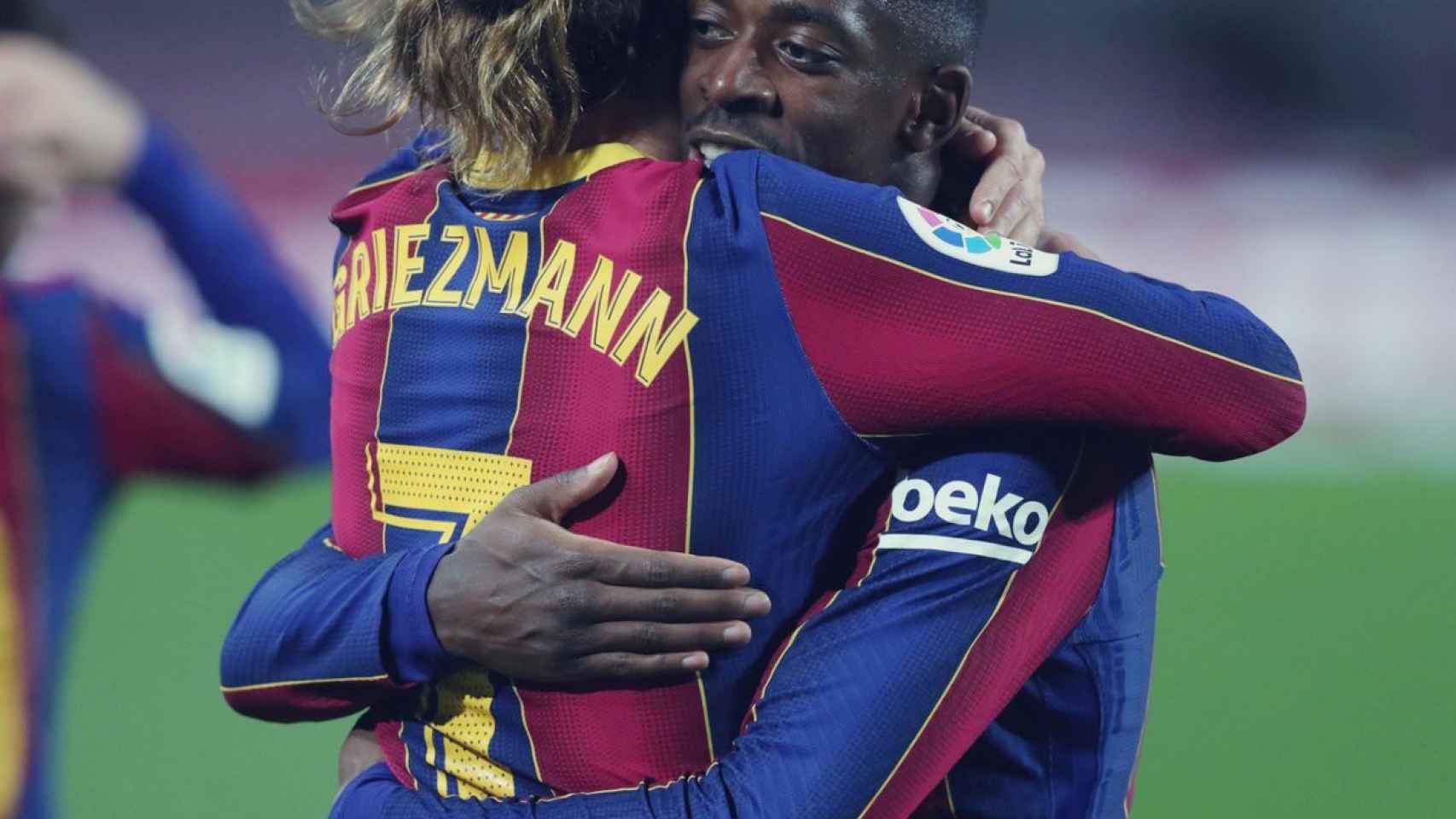 Griezmann, abrazándose con Dembelé / FCB