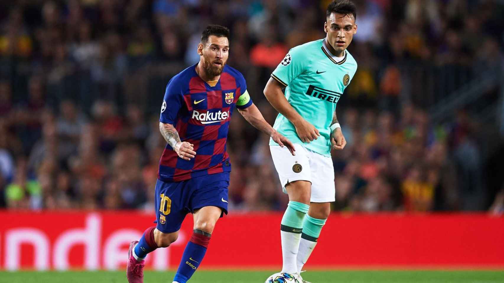Lautaro Martínez, enfrentándose a Leo Messi en un Inter-Barça | EFE