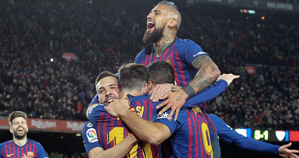 Leo Messi, Luis Suárez, Jordi Alba y Arturo Vidal se abrazan tras un gol del Barça, mientras Gerard Piqué se acerca al grupo / EFE