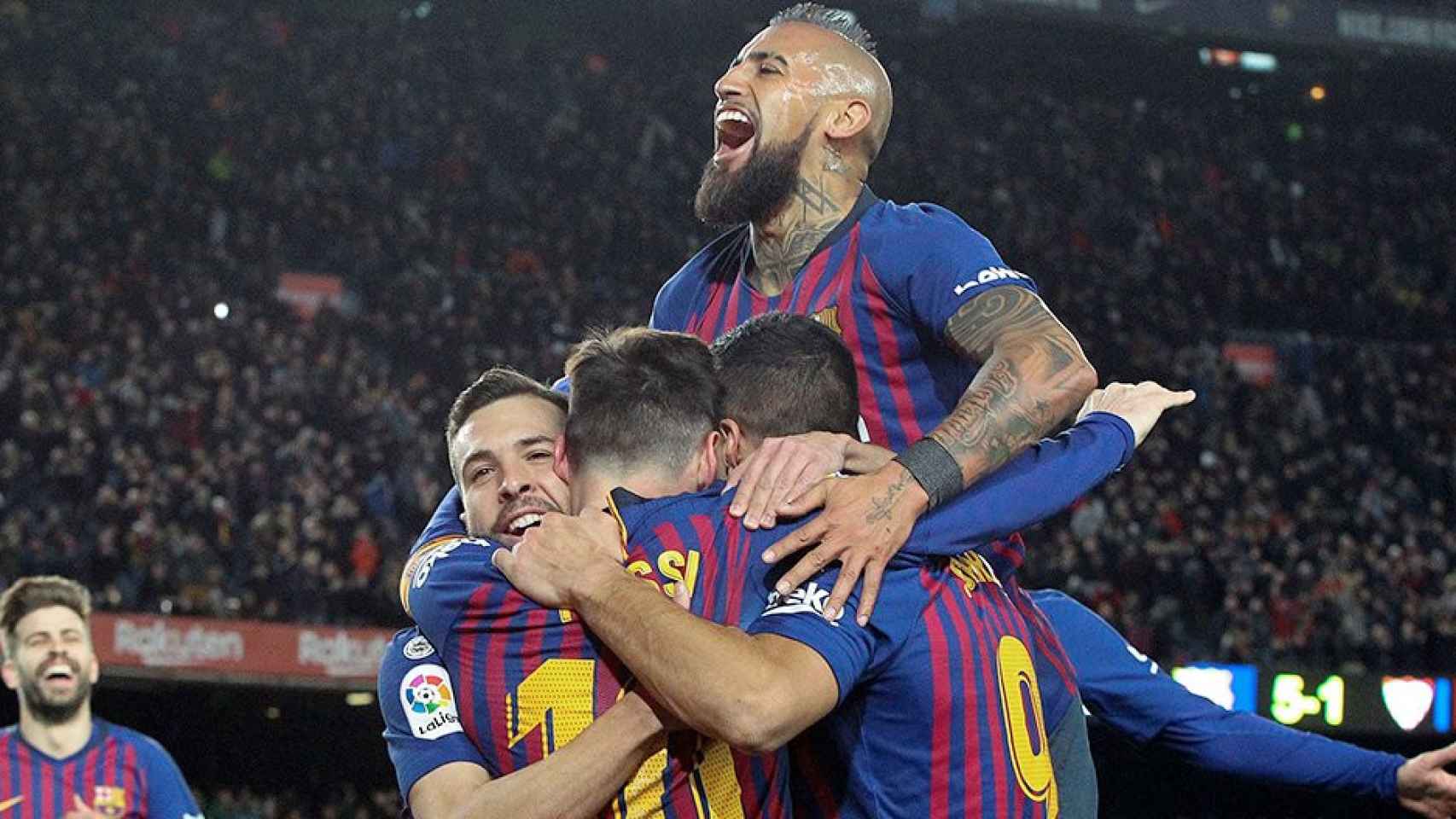 Leo Messi, Luis Suárez, Jordi Alba y Arturo Vidal se abrazan tras un gol del Barça, mientras Gerard Piqué se acerca al grupo / EFE