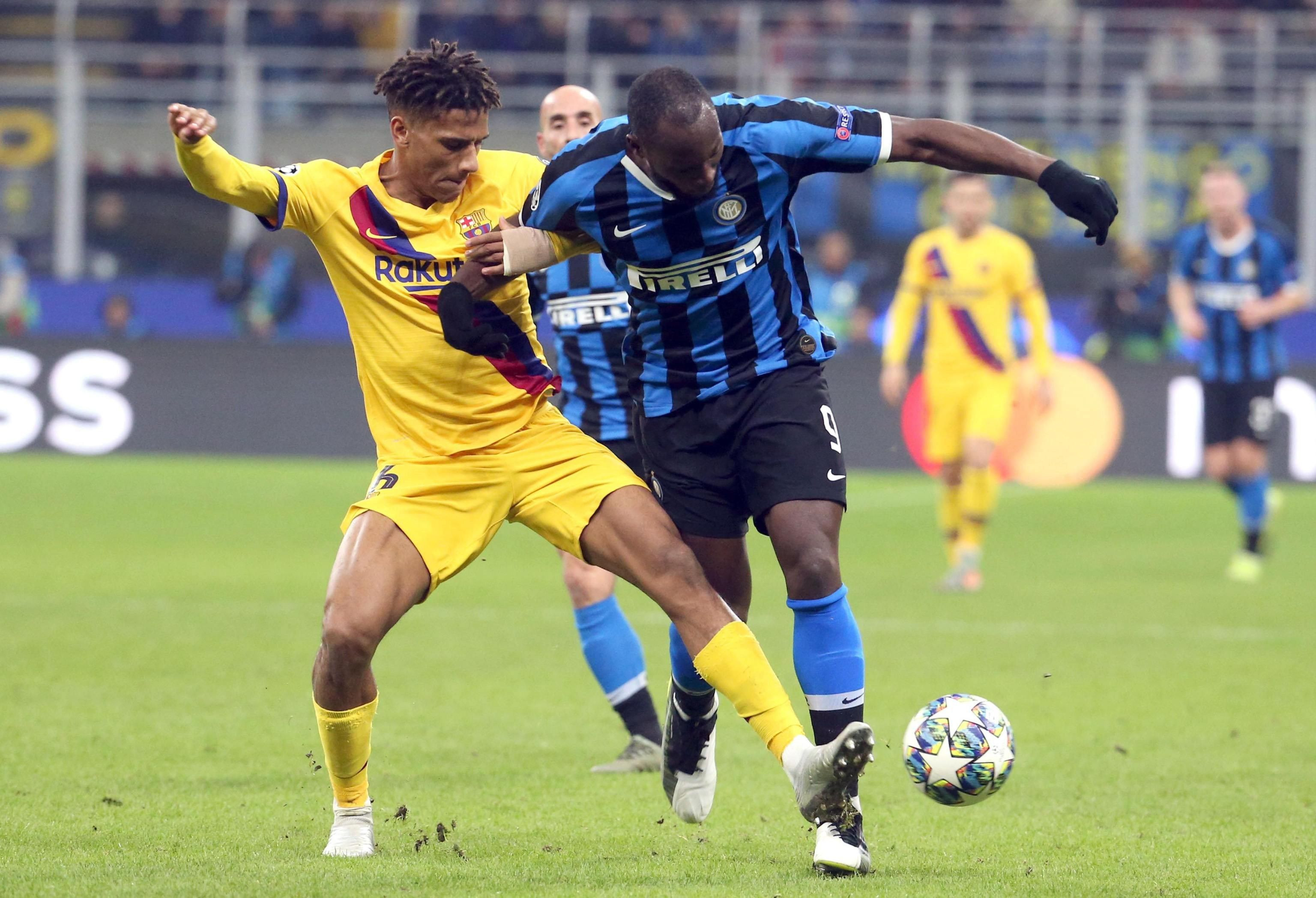 Todibo con Lukaku en el partido contra el Inter de Milán / EFE