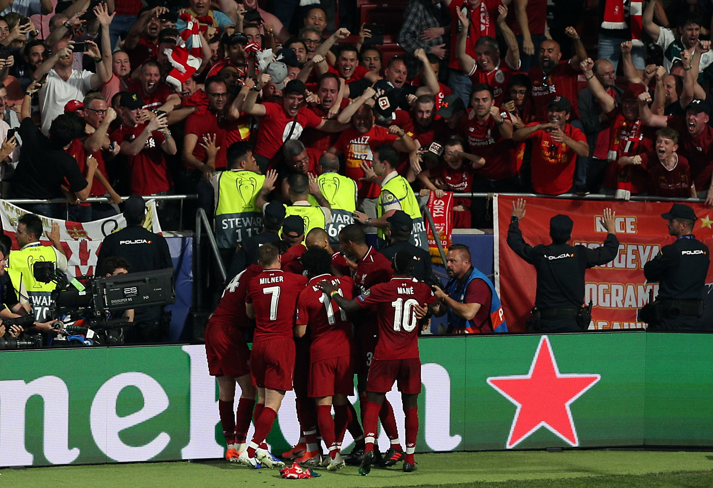 Una foto de los jugadores del Liverpool celebrando el gol que certificó la final de la Champions League / EFE