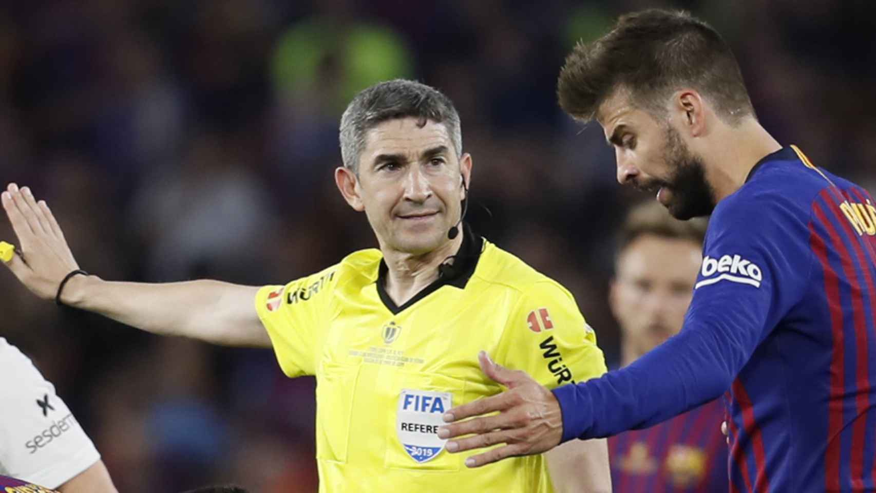 Mallenco hablando con Piqué durante la final de la Copa del Rey / EFE