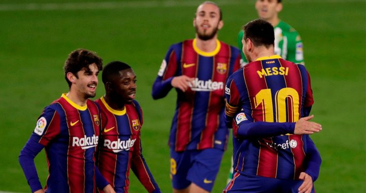Leo Messi celebrando con Pedri, Trincao, Dembelé y Mingueza su gol ante el Real Betis / EFE
