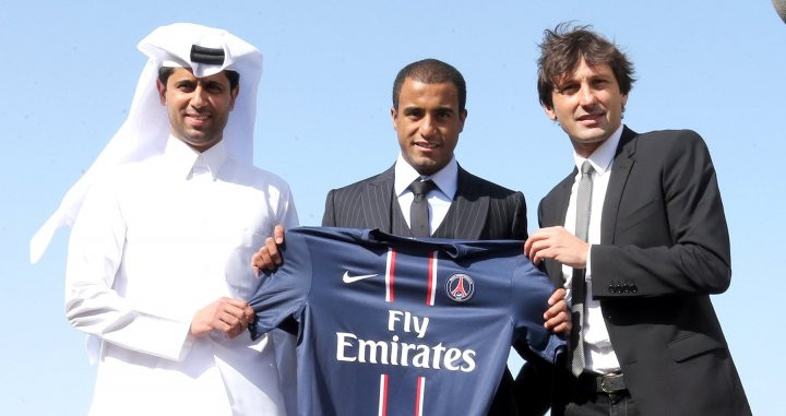 Al-Khelaifi, Moura y Leonardo el día de la presentación del futbolista / EFE