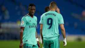 Benzema, encarándose a Vinicius en un partido del Real Madrid | EFE