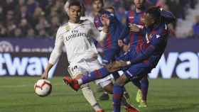 Una foto de Casemiro en la jugada polémica ante el Levante en la que no intervino el VAR en favor del Real Madrid / TWITTER
