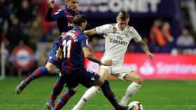 Toni Kroos jugando esta última jornada contra el Levante / EFE