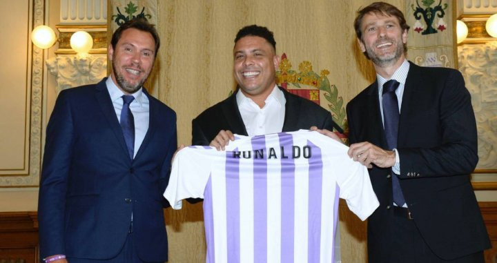Ronaldo Nazario con Carlos Suárez en su presentación como nuevo propietario del Valladolid / EFE