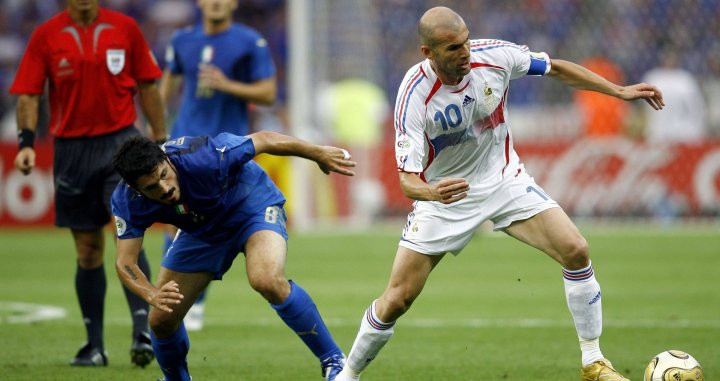 Zidane dirige un balón en su último partido como profesional / EFE