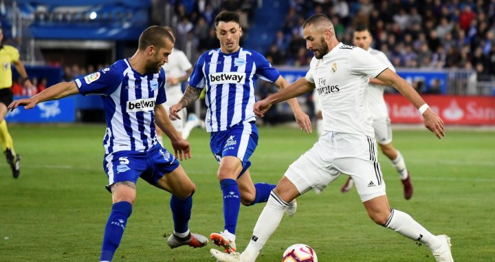 Acción de Benzema durante el Alavés-Real Madrid / EFE