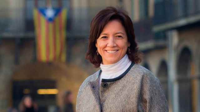 La alcaldesa de Vic (Barcelona), Anna Erra, frente al ayuntamiento de la localidad, que luce una 'estelada' / CG