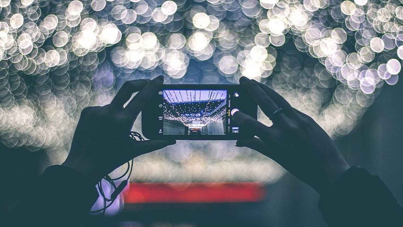 La cámara móvil de un smartphone fotografiando una escena nocturna / PIXABAY