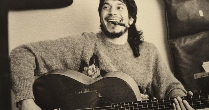 Raimundo Amador, con un puro en la boca, con una guitarra