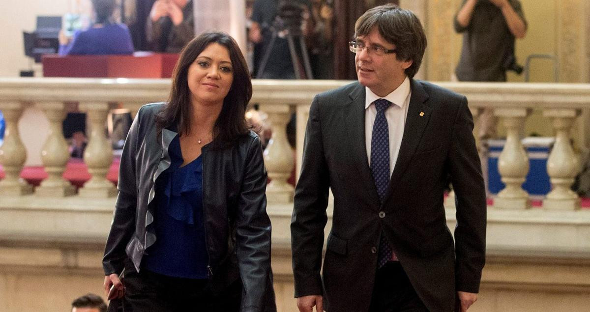 Carles Puigdemont con su esposa Marcela Topor en el Parlament / EFE