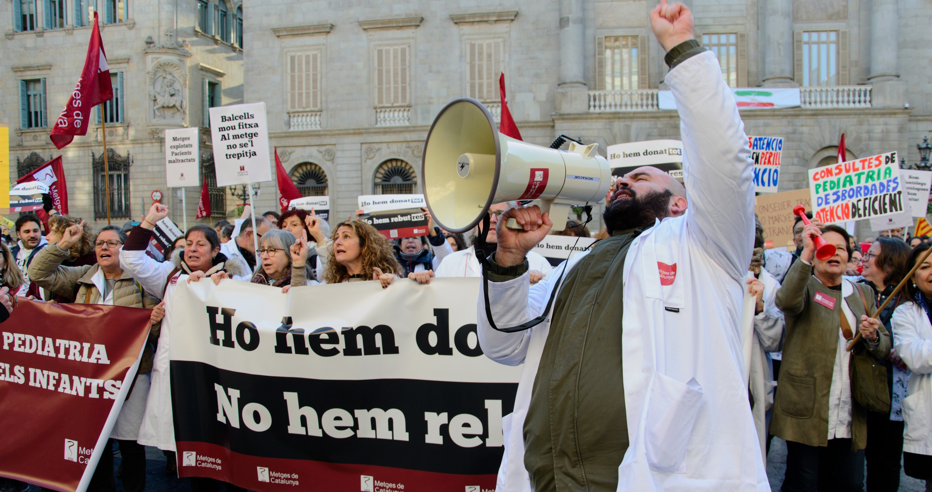 Médicos protestan en la plaza Sant Jaume de Barcelona en la segunda jornada de huelga de facultativos / EP