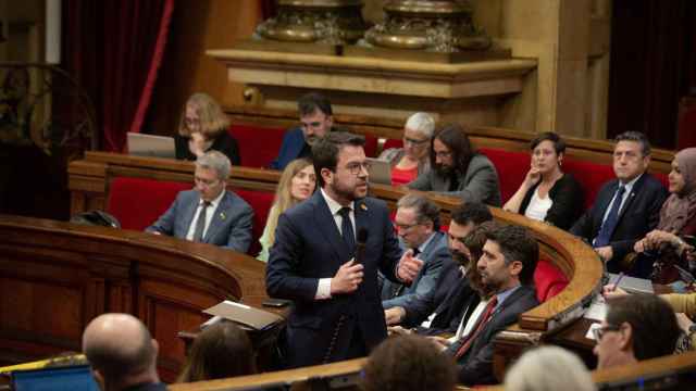 El presidente de la Generalitat, Pere Aragonès, interviene en una sesión plenaria, en el Parlament / David Zorrakino - EUROPA PRESS