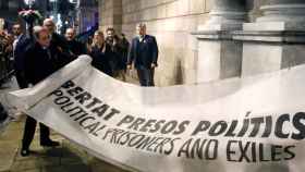 El expresidente de la Generalitat, Quim Torra, mostrando la pancarta por la que la Junta Electoral Central le sancionó / EFE