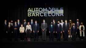 El rey Felipe VI y el presidente del Gobierno, Pedro Sánchez, presiden la fotografía de autoridades en el almuerzo inaugural del Automobile de Barcelona / EUROPA PRESS