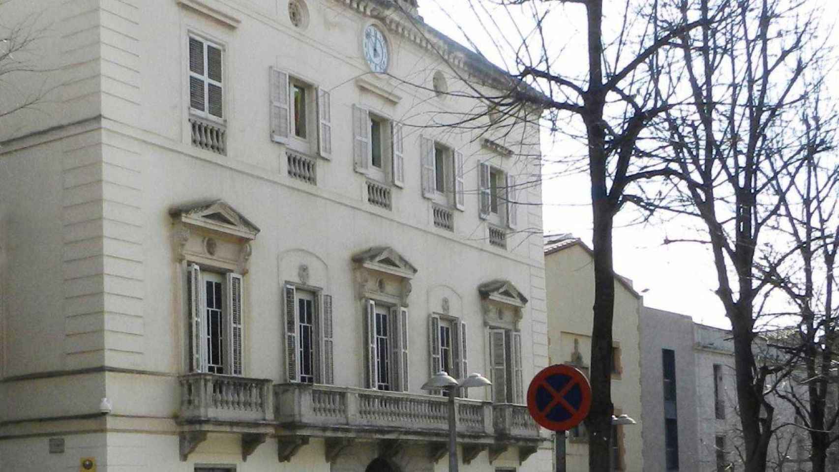 Fachada del ayuntamiento de Mataró, donde todos los cargos electos congelan sus sueldos en 2021 / TWITTER