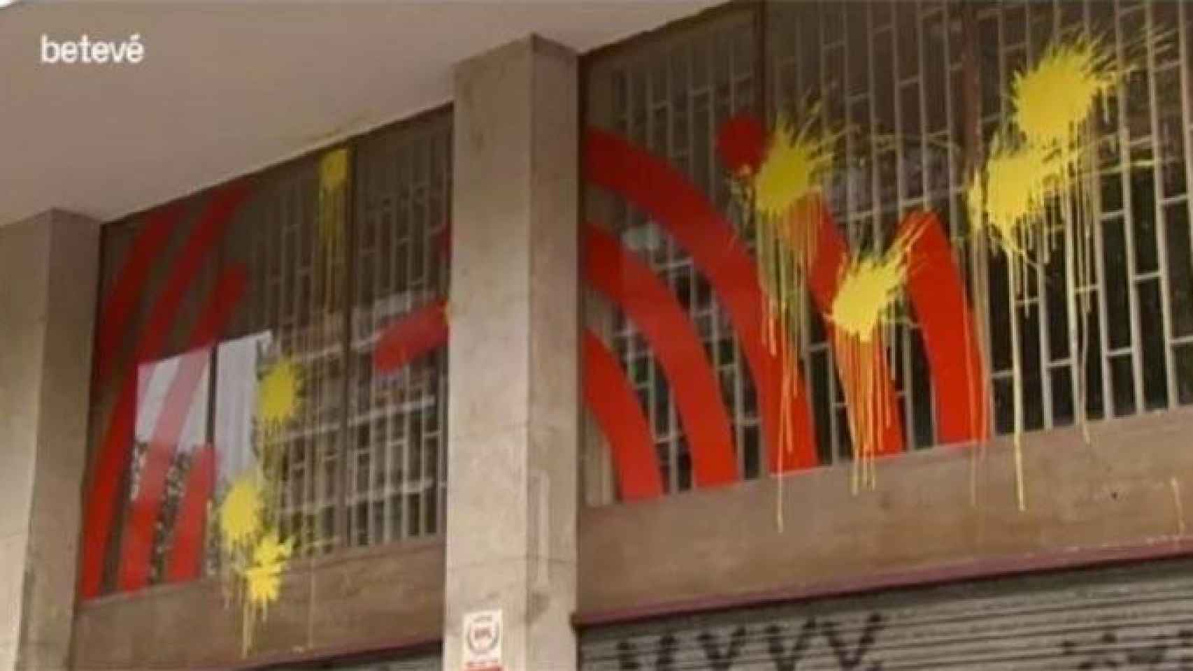 Pintura amarilla a modo de protesta independentista contra la sede de Barcelona en Comú / BTV