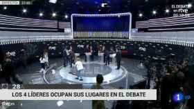 Dos limpiadoras en el centro de la pantalla antes del debate / TVE