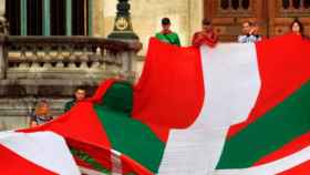 Ciudadanos vascos con su bandera / EFE