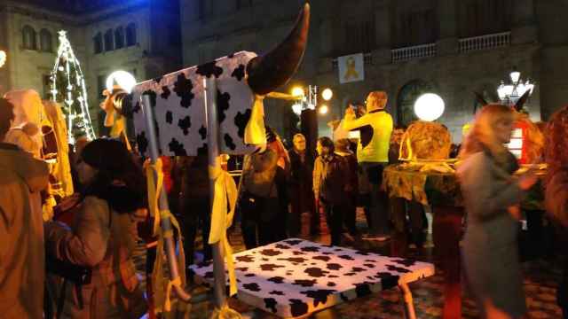 Un grupo de independentistas llenó de lazos amarillos el pesebre de Barcelona / @MonicaBarcelona