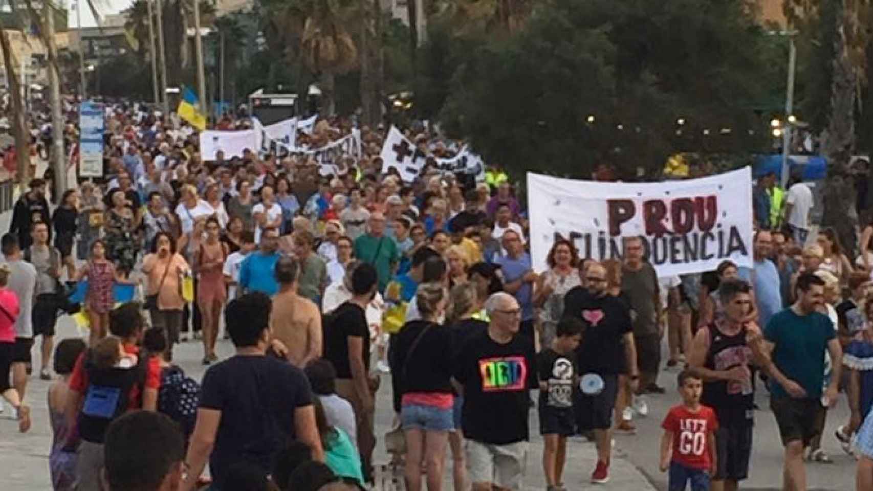 La manifestación de los vecinos de Barceloneta, en un momento mientras pasaba por la playa del mismo nombre / CG