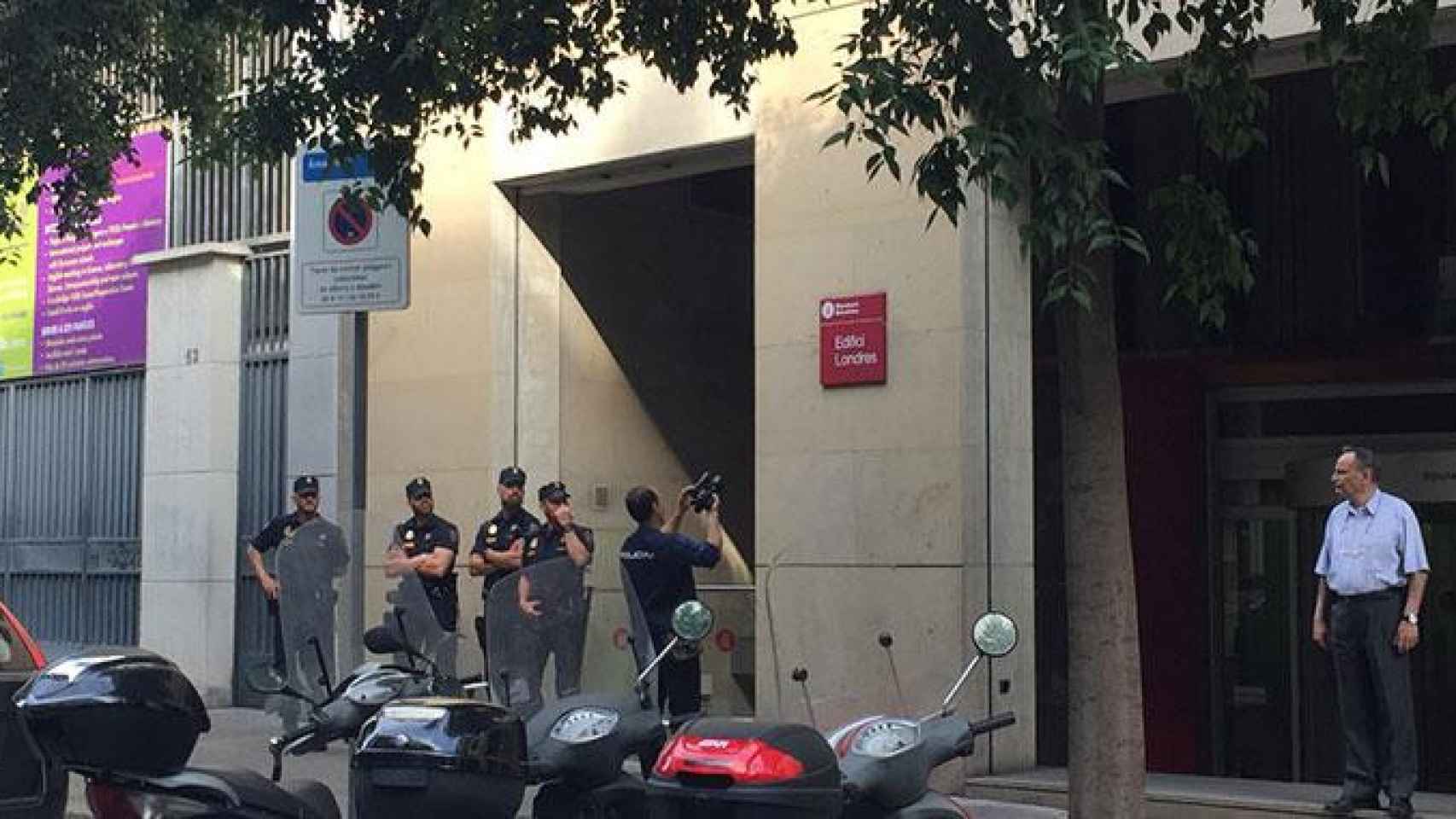 Varios agentes de la Policía Nacional a las puertas de un edificio de la Diputación de Barcelona durante la investigación / CG
