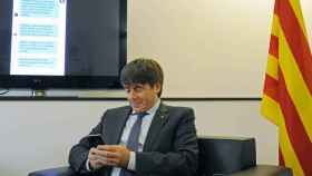 Carles Puigdemont, expresidente de la Generalitat consulta las redes sociales a través de su móvil, en una imagen de archivo / EFE