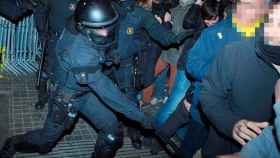 Tensión entre Mossos y manifestantes independentistas ante Delegación del Gobierno de Barcelona