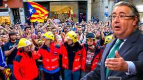 El ministro del Interior, Juan Ignacio Zoido, y la manifestación de bomberos de Barcelona con banderas independentistas / FOTOMONTAJE DE CG