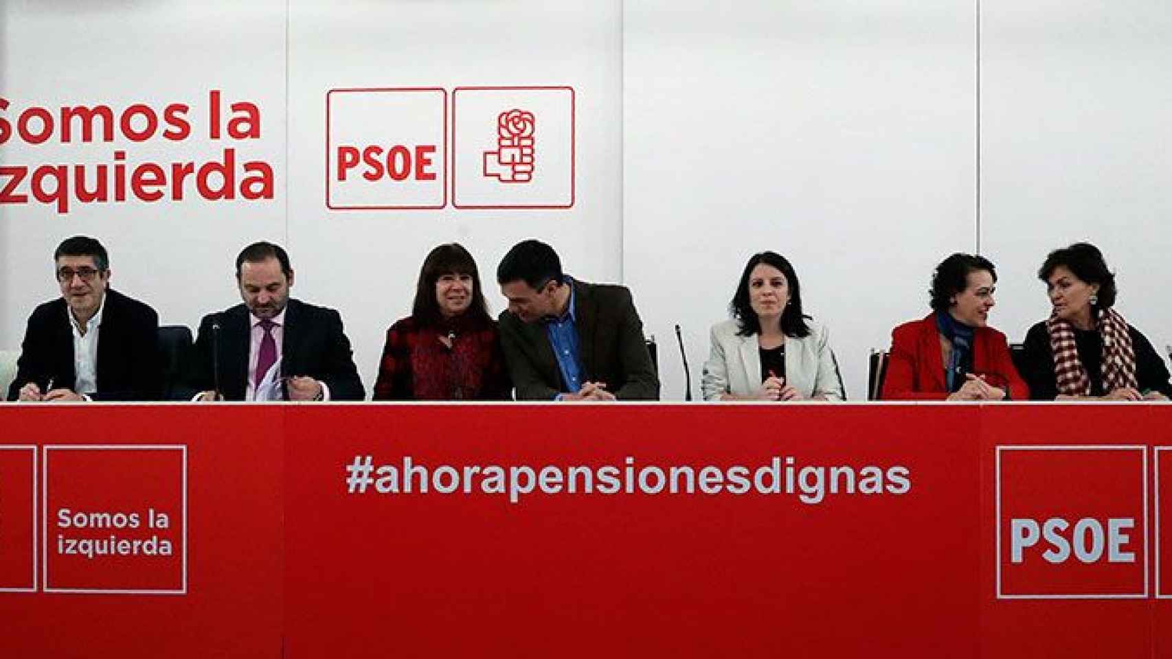 Pedro Sánchez junto a otros miembros del PSOE / EFE