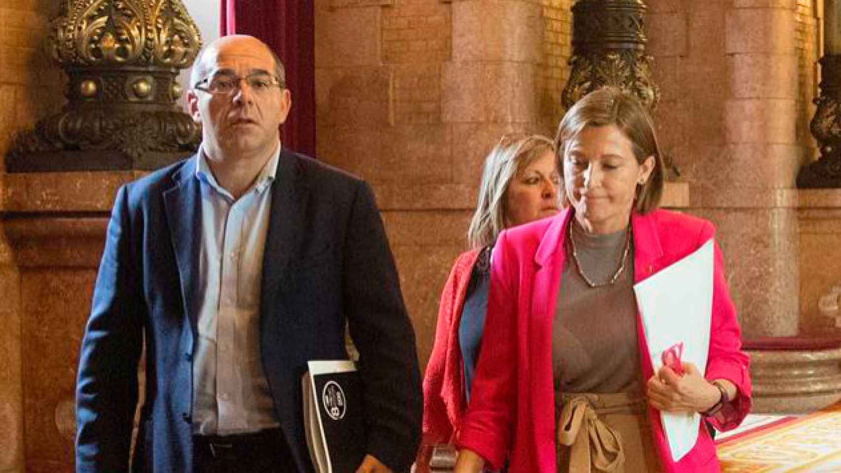 El vicepresidente primero del grupo parlamentario de Junts pel Sí, Lluís Guinó, y la expresidenta del Parlament, Carme Forcadell / EFE