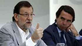 El presidente del PP, Mariano Rajoy, con su antecesor, José María Aznar/ Efe