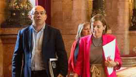 El vicepresidente primero del grupo parlamentario de Junts pel Sí, Lluís Guinó, y la presidenta del Parlament, Carme Forcadell, en los pasillos del parlament en un receso / EFE