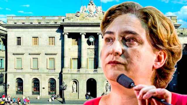 La alcaldesa de Barcelona, Ada Colau, y la fachada del Ayuntamiento / FOTOMONTAJE DE CG