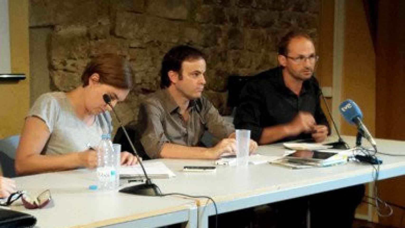 Los líderes de Guanyem, Ada Colau, e ICV-EUiA, Joan Herrera, flanqueando al abogado Jaume Asens, durante la presentación de la querella de ambas formaciones y Podemos contra Jordi Pujol, en septiembre de 2014.