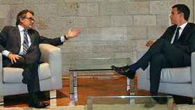El presidente de la Generalidad, Artur Mas, y el secretario general del PSOE, Pedro Sánchez