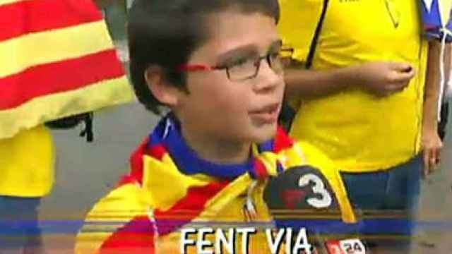 Un niño entrevistado para el reportaje infantil independentista emitido por Super 3