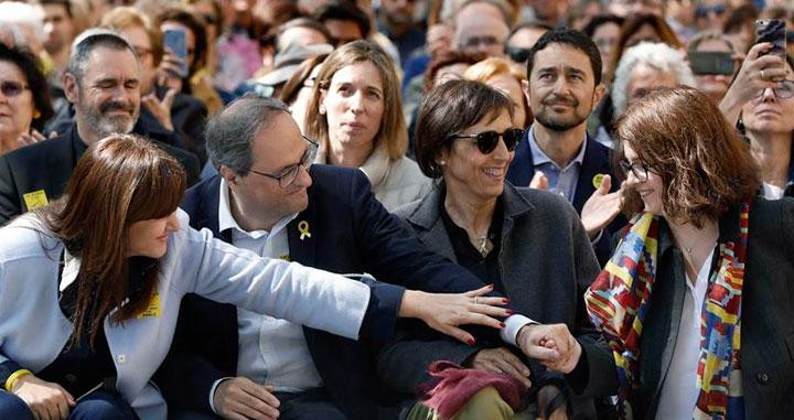 El presidente de la Generalitat, Quim Torra (2i), acompañado por su esposa, Carola Miró (3i), y Laura Borrás (i), saludan a la mujer de Jordi Sánchez, Susanna Barreda (d) / EFE