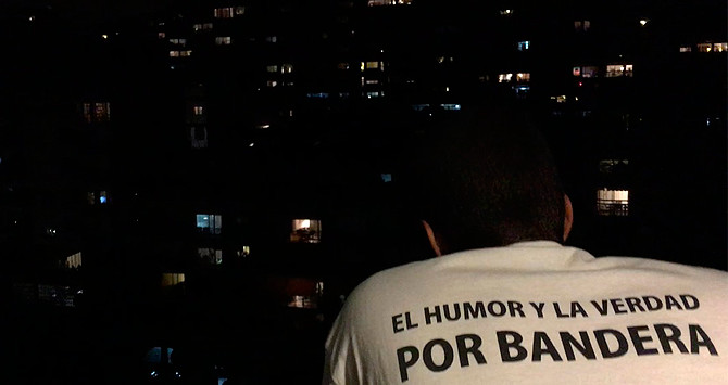 Jaume Vives desde su balcón en la calle Balmes / TWITTER