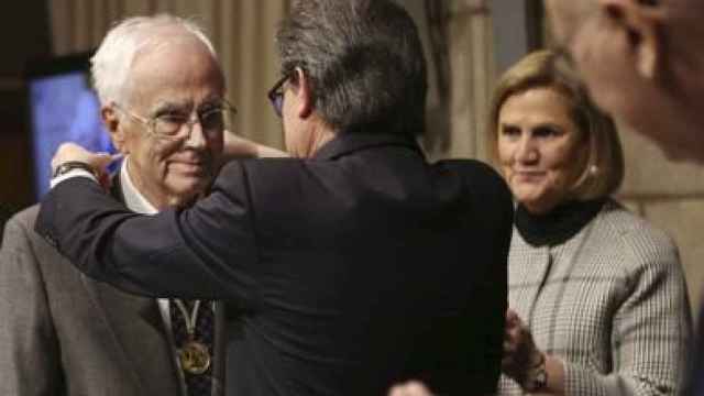 El periodista Josep Maria Espinàs recibió la Medalla de Oro de la Generalitat en 2015