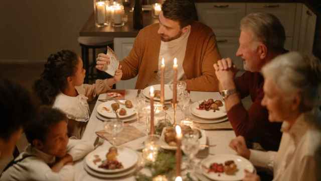 Comer o beber en exceso durante las comidas navideñas puede perjudicar la salud de personas con problemas cardiovasculares / PEXELS