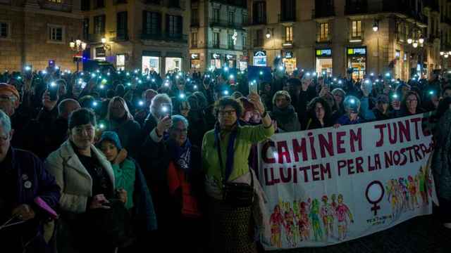Unas 350 personas, según la Guardia Urbana, se manifiestan en la plaza de Sant Jaume (Barcelona) para condenar el repunte de asesinatos machistas durante el pasado mes de diciembre / LORENA SOPÊNA - EUROPA PRESS