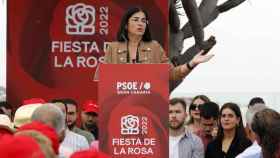 La ministra de Sanidad, Carolina Darias, durante su intervención este domingo en Arucas (Gran Canaria) en la Fiesta de la rosa que organizó su partido, el PSOE. EFE/ Elvira Urquijo A.