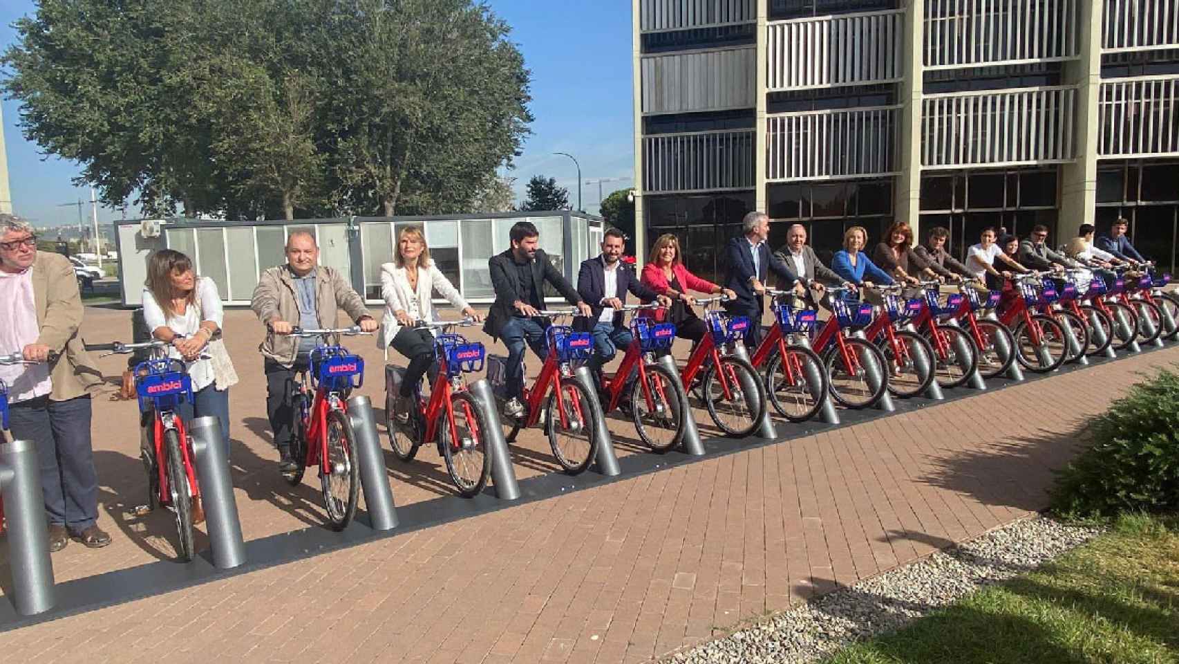 Alcaldes del AMB junto a la infraestructura del nuevo servicio de bicicletas compartidas metropolitano / EUROPA PRESS