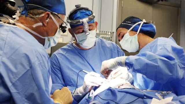 Un paciente es sometido a una intervención en un quirófano de un hospital catalán / EUROPA PRESS