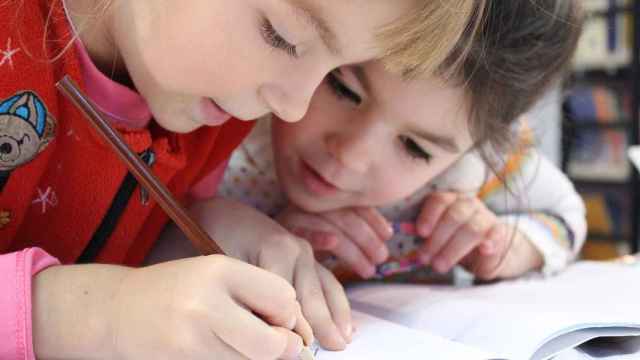 Dos niños en una aula en Cataluña
